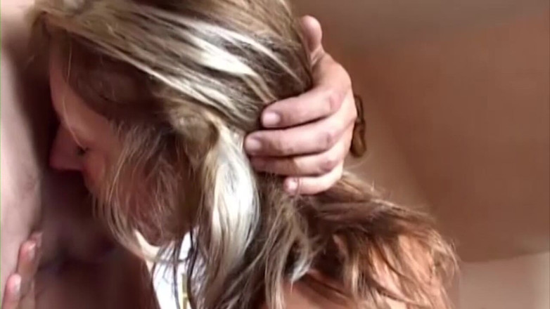 ORGASMX: Trojka děvka roztahuje kundičku a zadek Mokrý kape