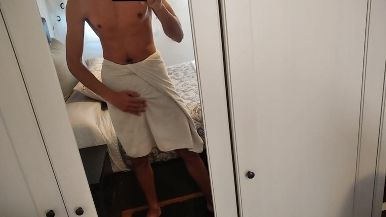 Elvissc: College, komt uit de douche en verplaatst zijn grote flacity-penis