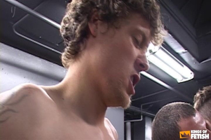 Gay Diaries: Grupo de caras chupa seus paus pelo gloryhole e leva...
