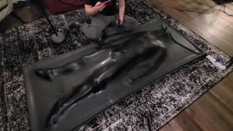 Lion's Den Kink: Twink dễ thương bị hành sự trong khi mặc đồ latex