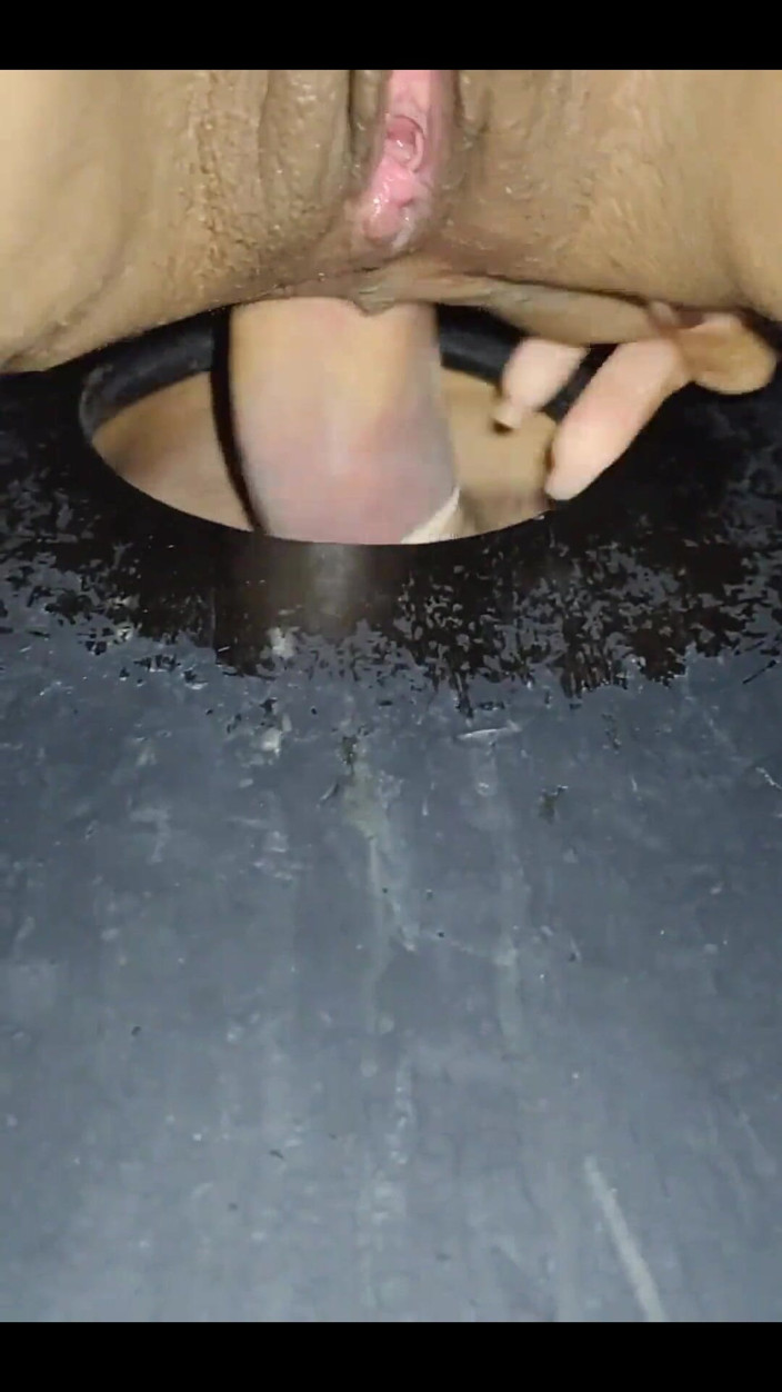 Kel Macettare: Follé duro en el gloryhole mientras el cornudo filmaba