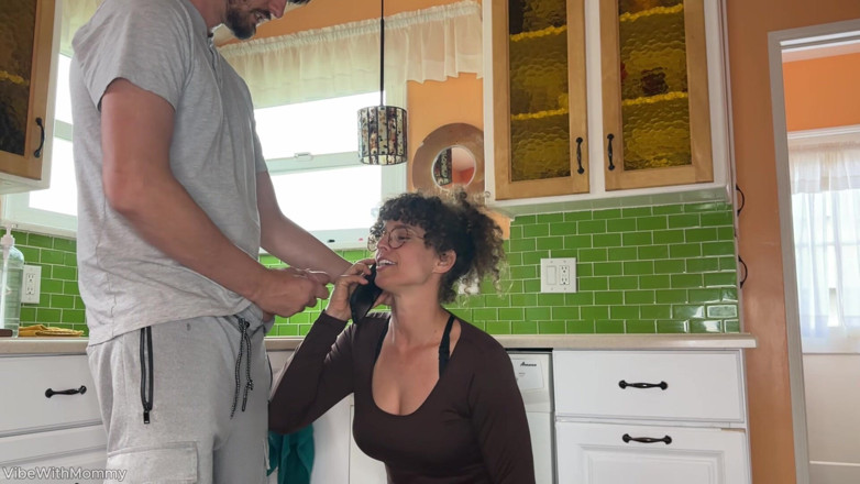 VibeWithMommy: Ateşli evli kadın seni yüz yüze sikiyor
