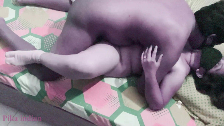 Pikaindian: Une desi indienne se fait baiser nue par Natasha avec...