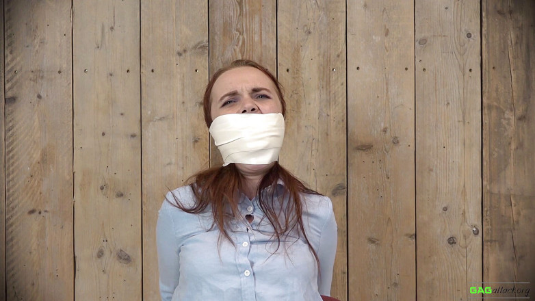 Gag Attack: Roxy - taśma Microfoam zakneblowana