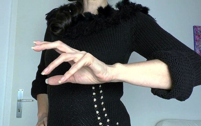 Lady Victoria Valente: 天然长指甲今天