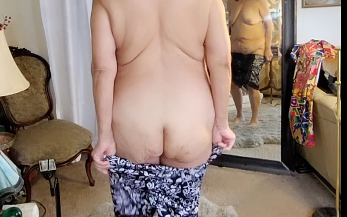 Zilah Luz: Abuela latina madura completamente desnuda y vistiéndose para el día