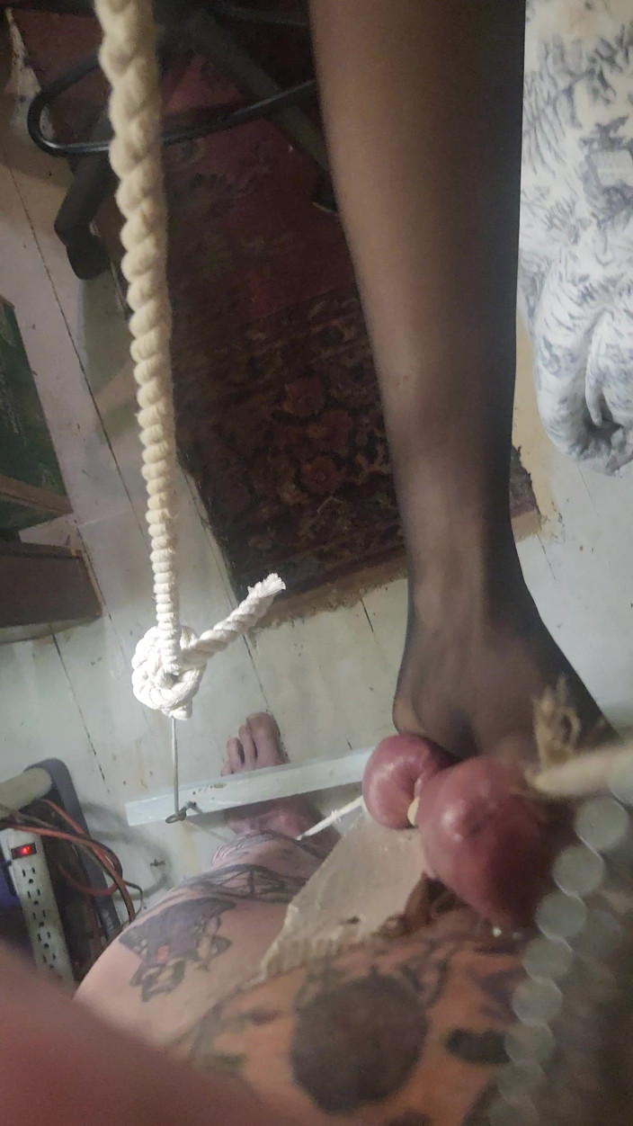 Goode Girl: Brava Ragazzaholy Crocifisso Ballbusting Pt2