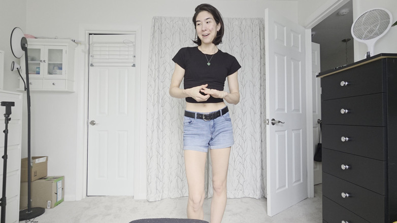 Ms_Emmy_Lynn: スキニーフィット アジアン衣装 スポーツブラ Tバック ジーンショーツ