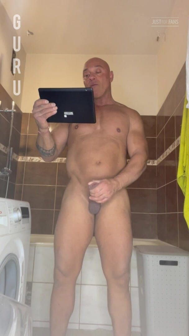 Mr. Guru: Wank in My Badroom. Big Stepdaddy Bodybuilder Jerked off