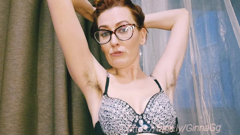 GinnaGg: Ma belle-mère à lunettes et collants résille flirte avec toi et...