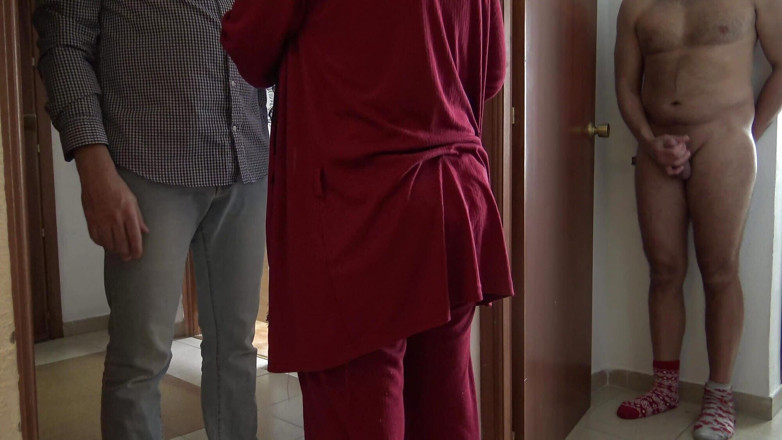 Stepmom Susan: Esposa amateur cachonda seduce a un repartidor de 18 años delante...