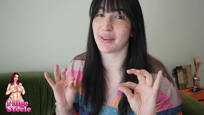 Paige Steele: Masturbación anal con juguetes de vidrio