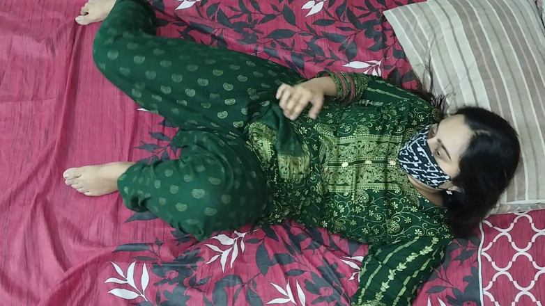 Faryal: Chica cachonda paquistaní quiere la polla de 8 pulgadas en el...
