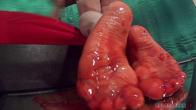 Nylondelux: Piedi in nylon per schiacciare la fragola