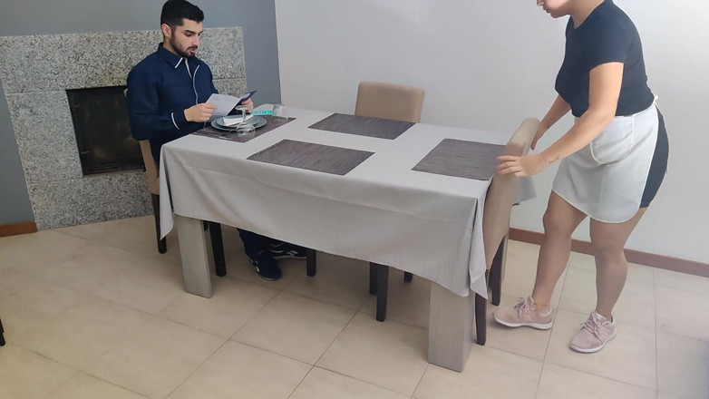 Miss Squirting: La cameriera con la figa cremosa riceve una sborrata interna...