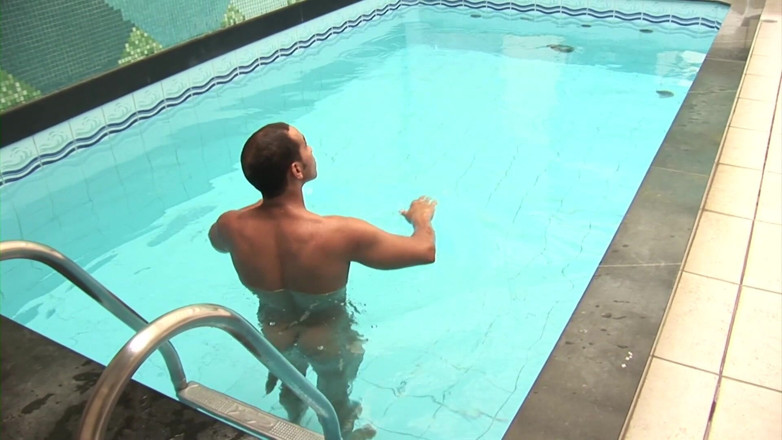 Male Dream: Latina consolador masturbándose en la piscina