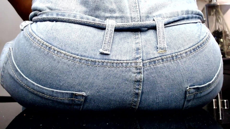 Maeling: Un petit homme ruiné dans une sodomie en jean avec...