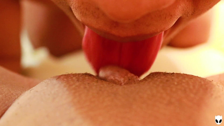 Nena Gamer: Stor klitoris Fitta slickar tills orgasm POV