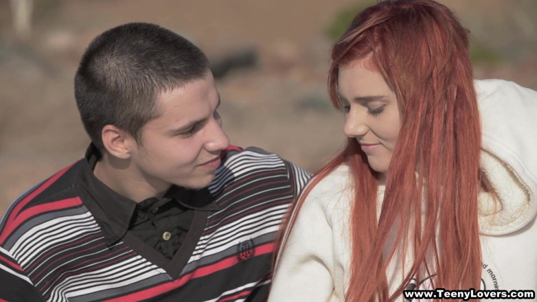 Teeny Lovers: Pelirroja chiquita follada en un parque