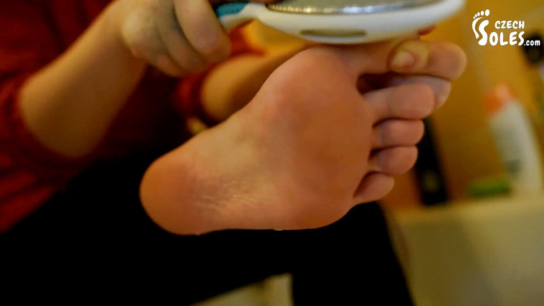 Czech Soles - foot fetish content: Młoda dziewczyna myje i szczotkuje gołe stopy