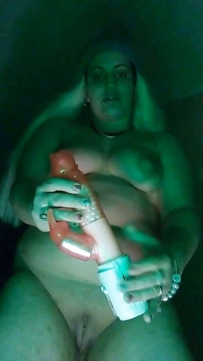 Flaviolinca studio: Aku lagi asik muasin memekku pakai vibrator ukuran raksasa