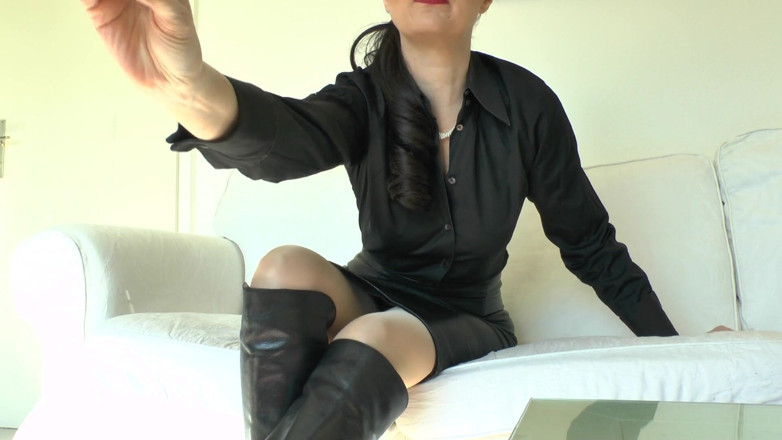 Lady Victoria Valente: Seja meu cinzeiro e spittoon, amante em botas de couro...