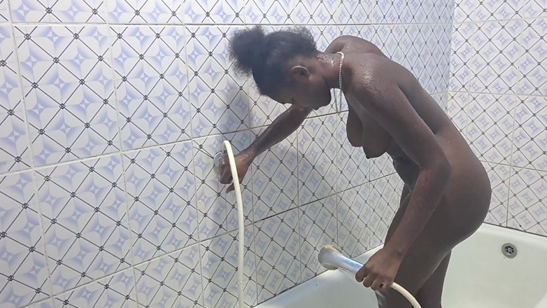Jocci lena: Solo, kleine stiefmutter masturbiert ihre perfekte muschi im badezimmer