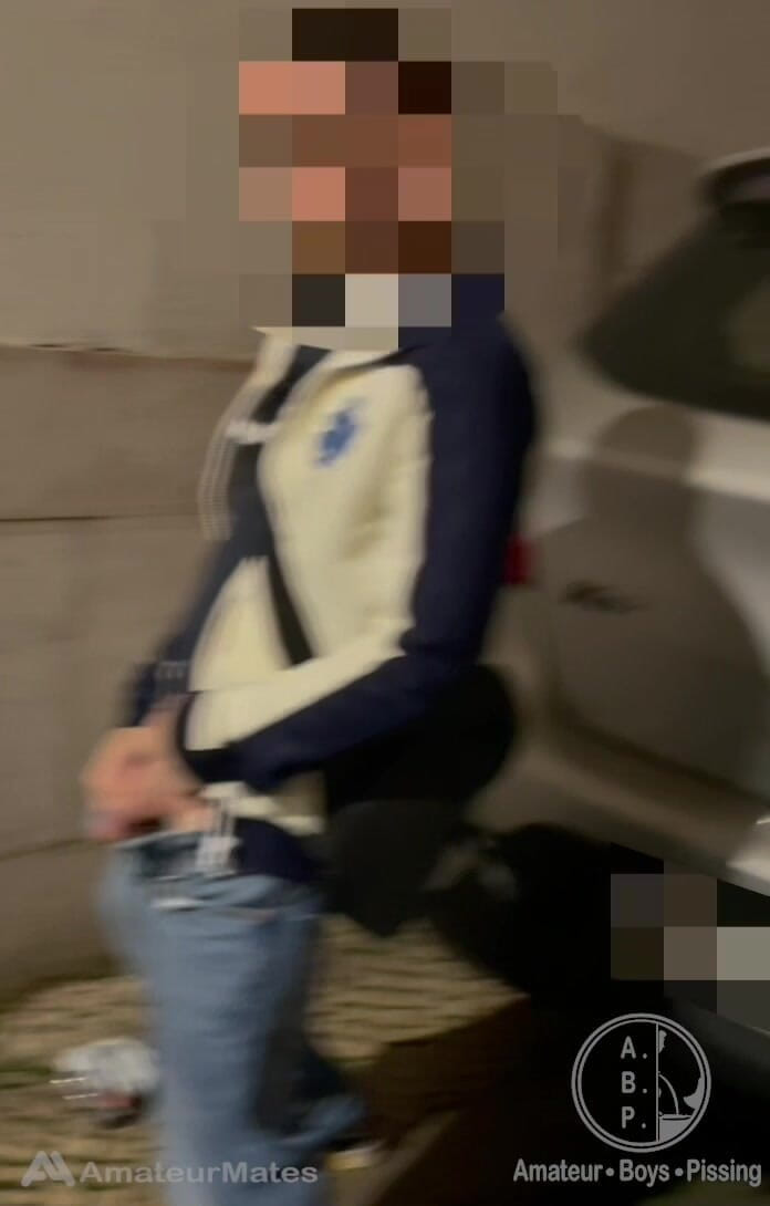 AmateurBoysPissing: 청바지에서 뚱뚱한 자지를 따먹고 거리에서 오줌 싸는 아마추어 소년