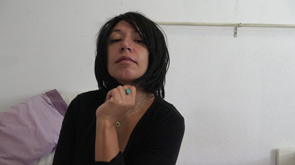 Stepmom Susan: 毛茸茸的业余继母向继子展示她的阴户