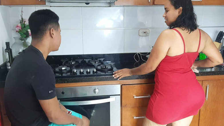 LanaKumari: La Lana Arrapata Succhia Il Mio Cazzo in Cucina