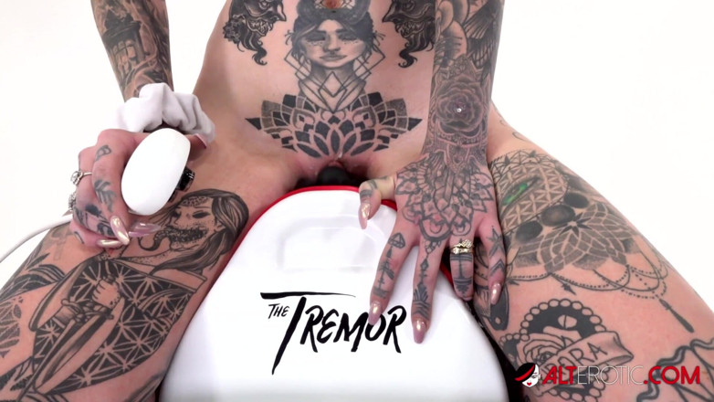 Alt Erotic: La tatuada Amber Luke monta el temblor por primera vez