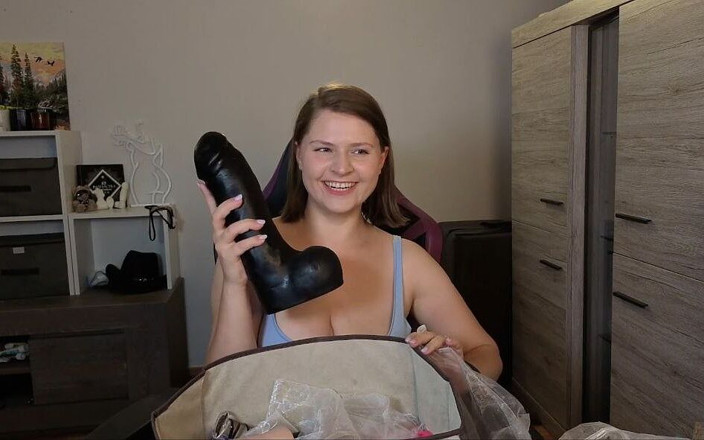 Tina Angel: 我的假阳具收藏之旅！首先，最大的和最喜欢的