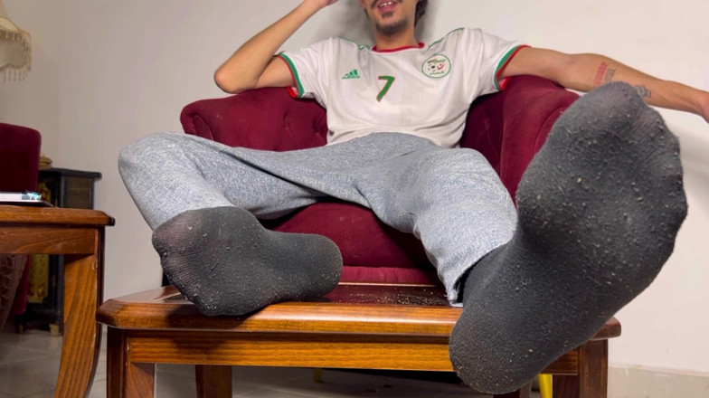 ARAB HUNG TWINK: Sigara içerken terli ayaklarıma futbol maçında tapıyor
