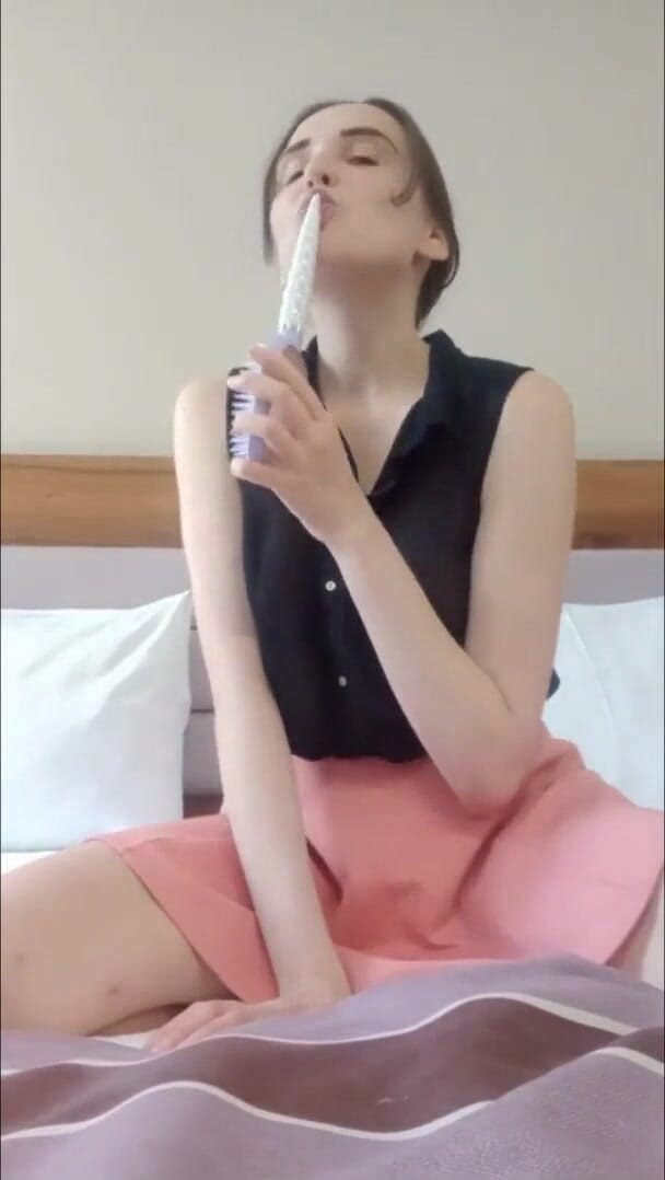 Emily Jean: Een mooi meisje uit verveling begon zichzelf te neuken met...