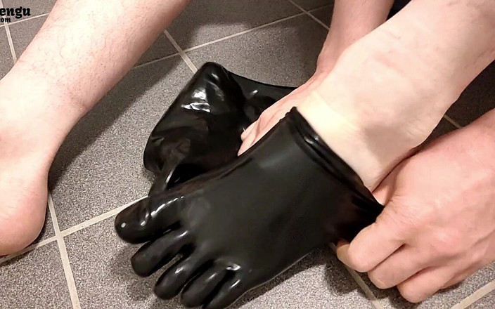 FetishPengu: Spotta i latexstrumpbyxor - Squeaky ljud
