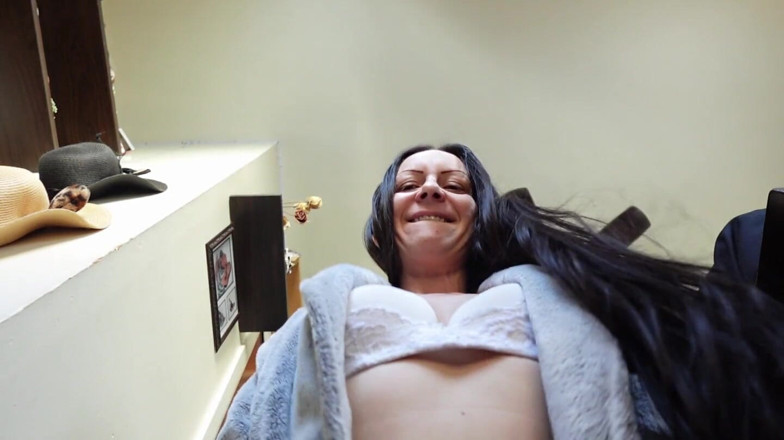 Raven Willow: Straddled Fuzzy Robe挑逗