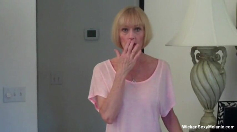 Wicked Sexy Melanie: Abuela rubia está tirando y chupando polla en primer plano