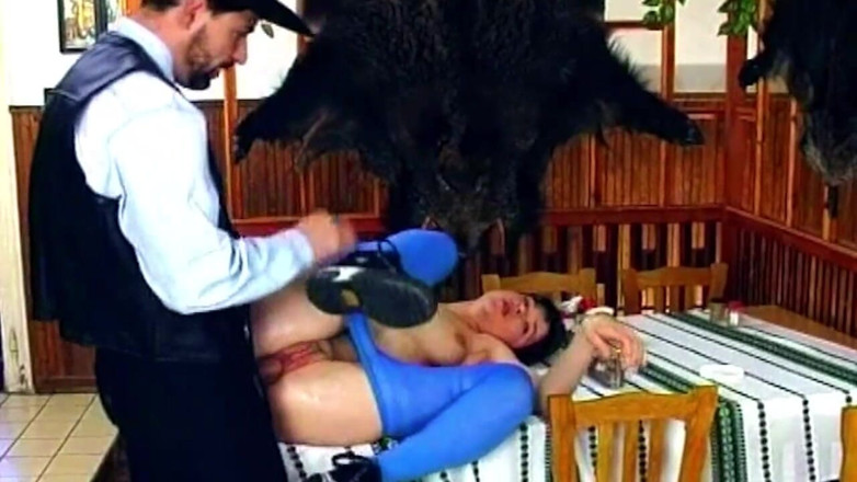 Bitch hunter: Une salope mature trempée de pisse se fait baiser sur...