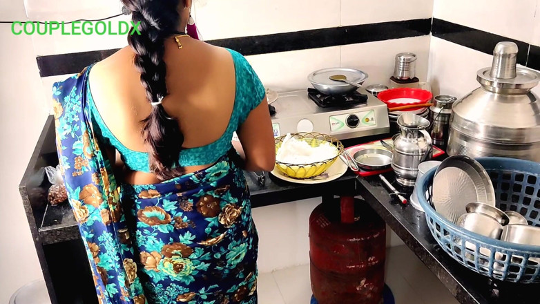 Sexy Komal: Sesso in cucina: la matrigna è seduta per mangiare il cibo...