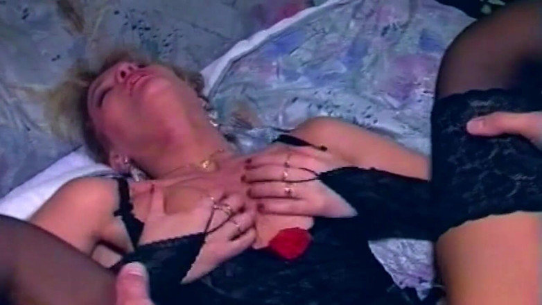 Onlyxfans: Madura loira esticada em ação anal anal
