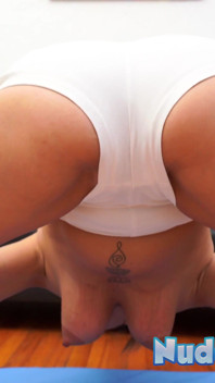 Máy bay bà già karla vô độ yoga khỏa thân và móc cua