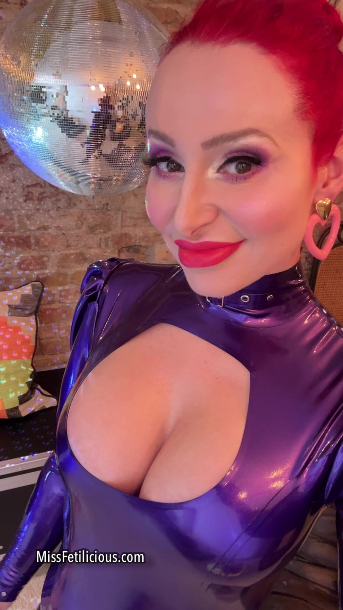 Miss_Fetilicious: První den německého fetišového plesu. Nech mě tě ukázat v...