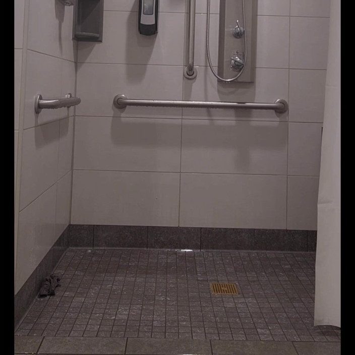 Djk31314: Wurde beim ausziehen und anziehen bei der Dusche erwischt.