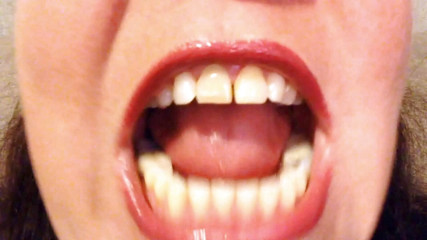 Lily Lipstixxx: Inspection de la bouche - fais attention, je mords !