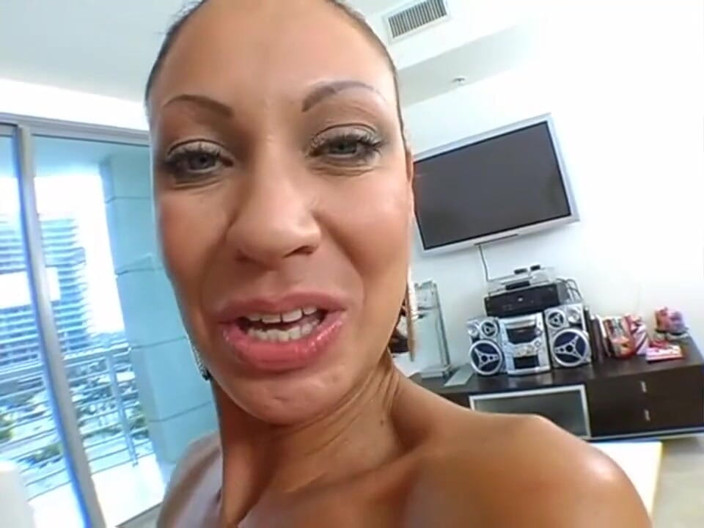 Amateur X: Cette femme coquine adore les grosses bites de son mari...