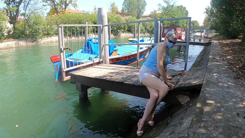Mature_cunt: Buitenshuis orgasme met gekruiste benen bij de rivier