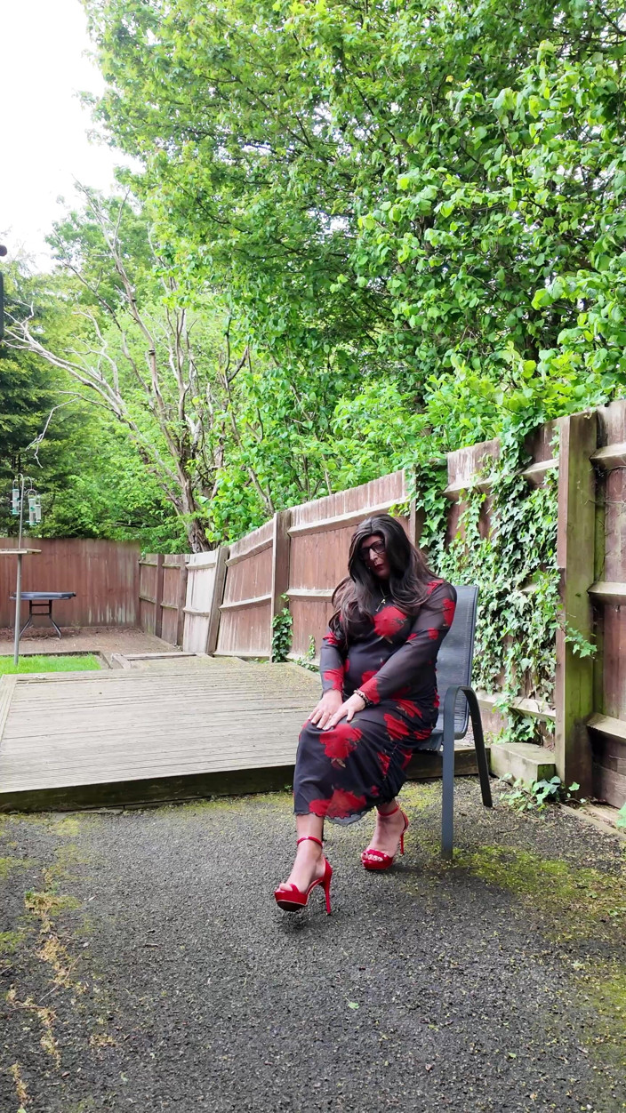 Kellycd2022: Crossdresser Kellycd2022 em Long Black e Red See Thru Dress...