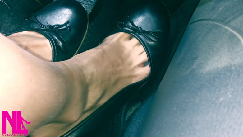 Nyllady: Revving et conduite dans des appartements en cuir noir sur...