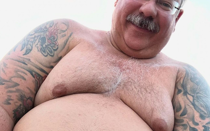 Hand-Free-Daddy-Chub: Une grosse coach pulpeuse a des cintres énormes et des trous...