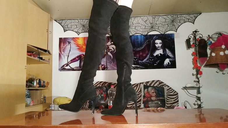 Beth Kinky: Marcher dans mes bottes sur les genoux - Beth Kinky